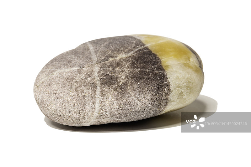 有划痕和图案的鹅卵石被孤立在白色背景上。剪切路径图片素材