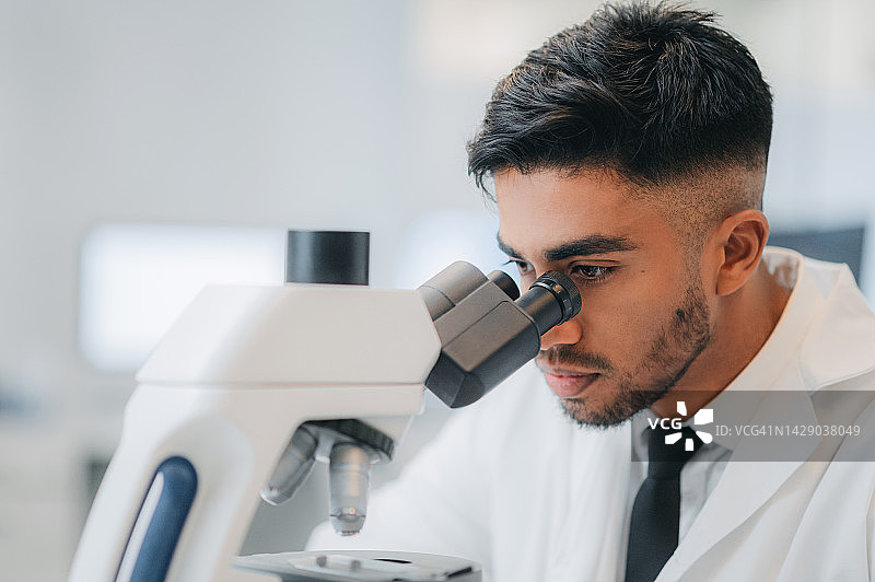 医生、护士或科学家在科学实验室用显微镜进行DNA研究、医学数据分析。关注保险、癌症创新或病毒测试的医疗工作者图片素材