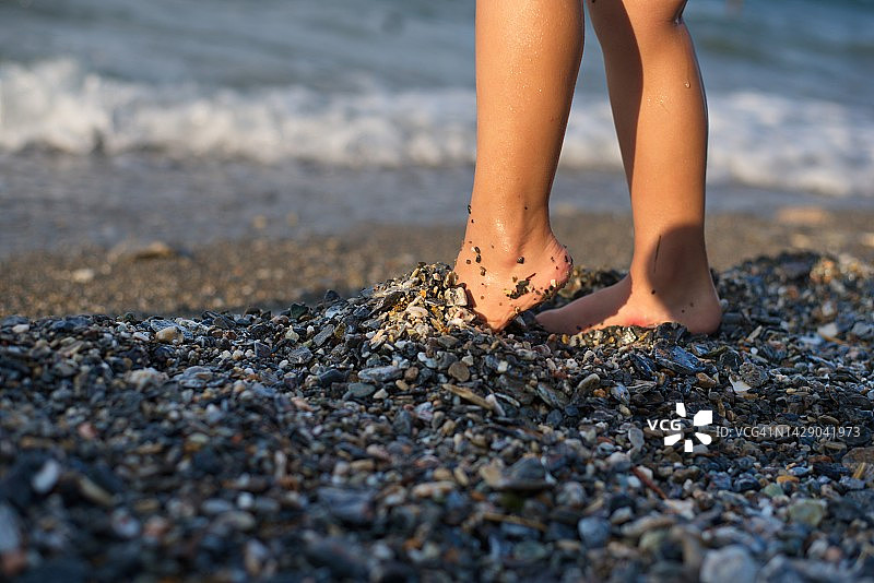 沙滩上小男孩的脚图片素材