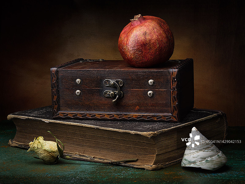 木箱和旧书上的石榴图片素材
