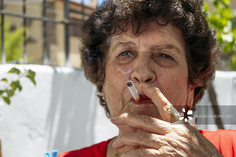 做日常家务的老妇人图片素材