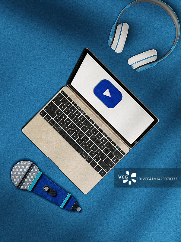 播客概念：蓝色背景上的笔记本电脑、耳机和麦克风图片素材