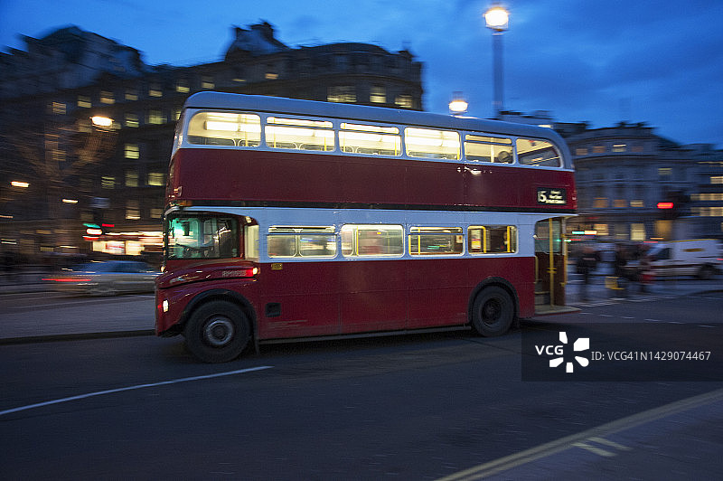 传统伦敦双层巴士图片素材