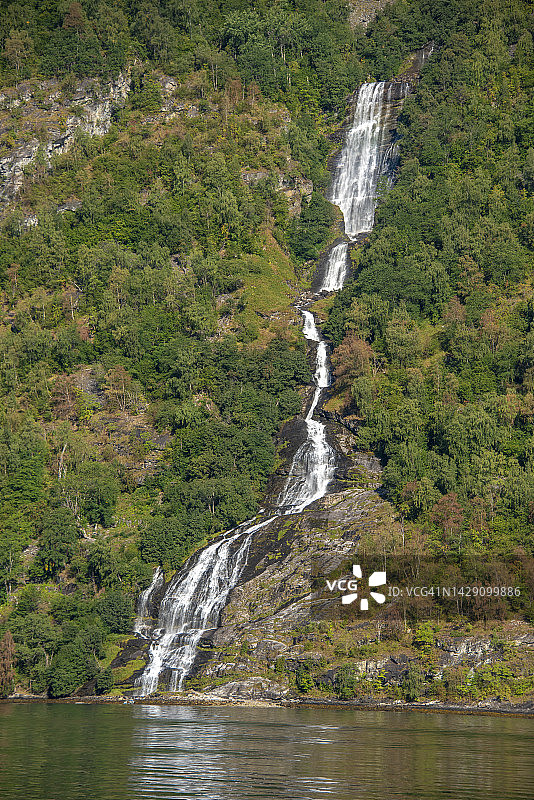 挪威盖朗厄尔峡湾的瀑布图片素材