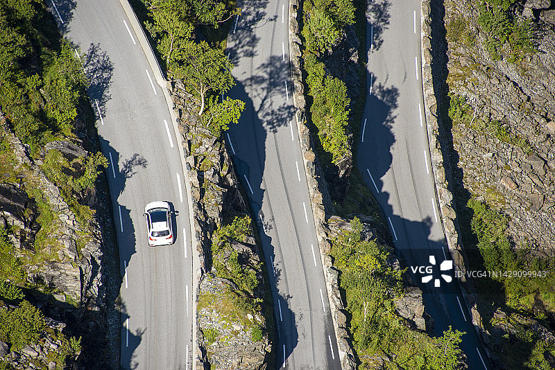 挪威欧洲的精灵之路：特罗斯蒂根或特罗斯蒂格维恩蜿蜒的风景山路图片素材