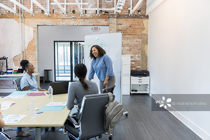 多元化女性工程师团队在会议中欢笑图片素材