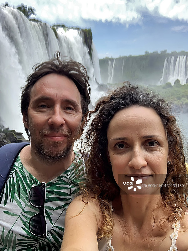 情侣在伊瓜苏瀑布度假图片素材