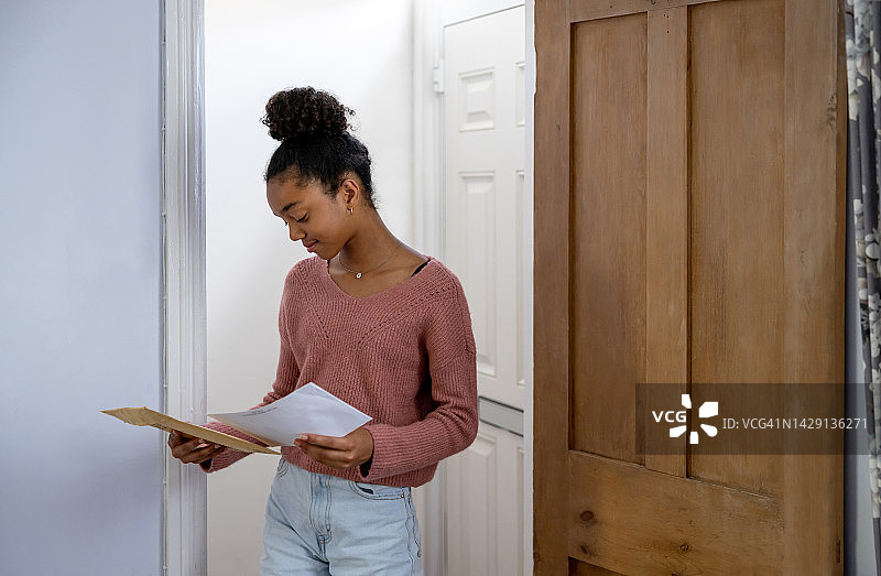 少女查询邮件等待大学申请结果图片素材