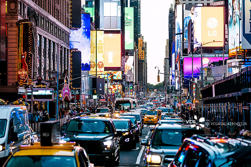 纽约第七大道和时代广场的傍晚交通图片素材