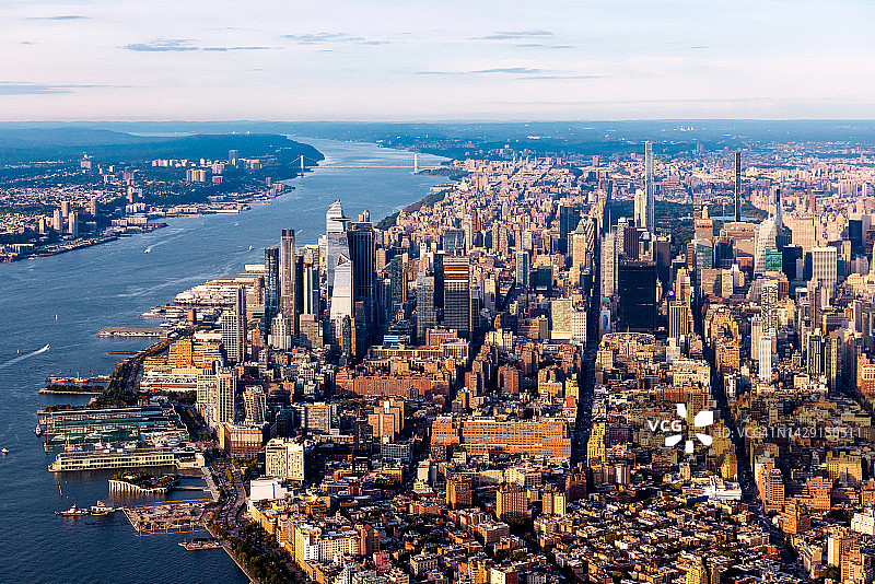美国晴朗的纽约市天际线航拍图片素材
