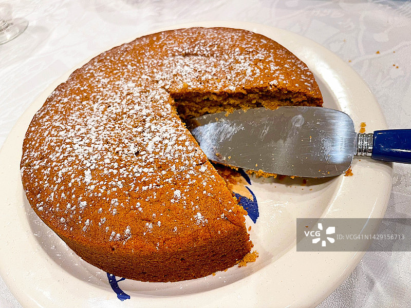 撒有糖粉的蜂蜜蛋糕图片素材