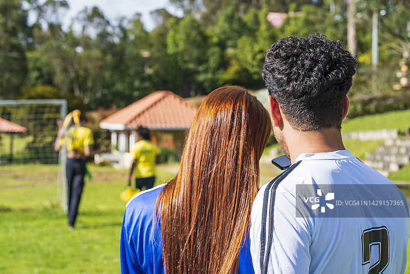 朋友们在社区踢足球图片素材