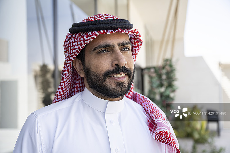 30岁出头利雅得男士的户外肖像图片素材