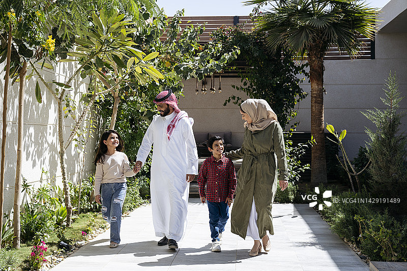 年轻的利雅得家庭与两个孩子的自然肖像图片素材