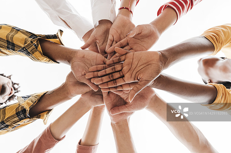 多人种群体握手的低角度特写。友谊与平等概念图片素材