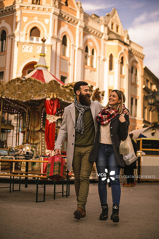 走在城市中心的时尚情侣图片素材