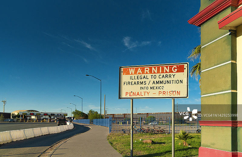 禁止从美国携带枪支进入墨西哥的警告标志图片素材