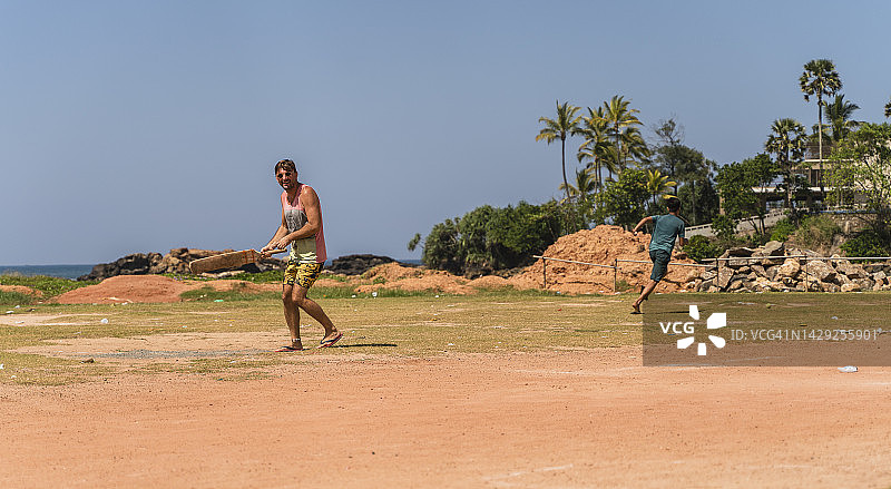 在斯里兰卡学习打板球的白人游客图片素材