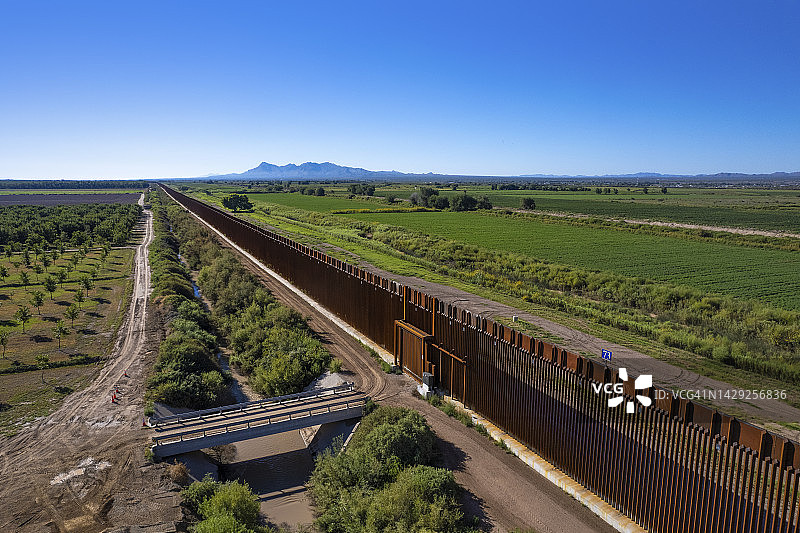 美国-墨西哥边境的栅栏图片素材