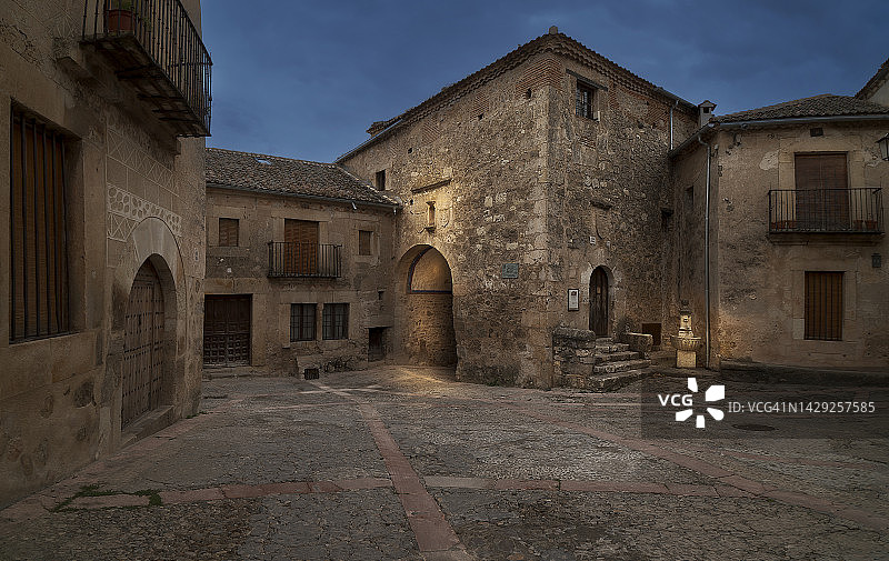 西班牙卡斯蒂利亚-莱昂自治区塞戈维亚省佩德拉萨图片素材