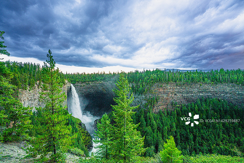加拿大不列颠哥伦比亚省威尔斯格雷省立公园的赫尔姆肯瀑布图片素材