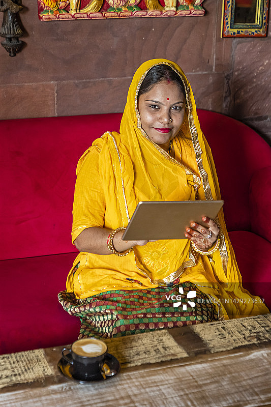 使用平板电脑的年轻印度女性，印度焦特布尔图片素材