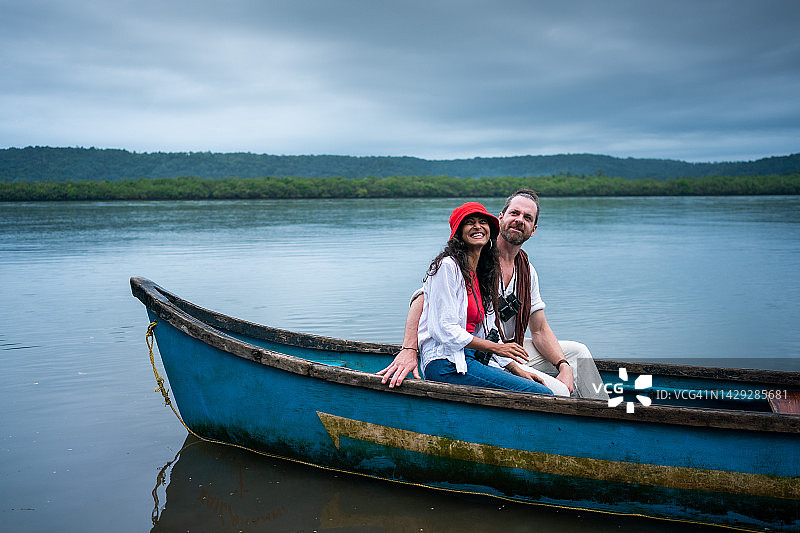 情侣在河船上观鸟图片素材