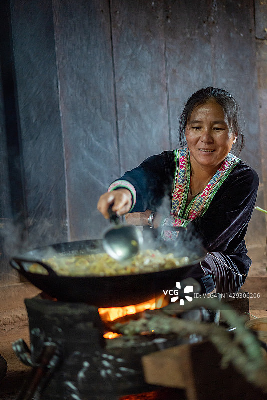泰国清迈苗族家庭烹饪有机餐图片素材