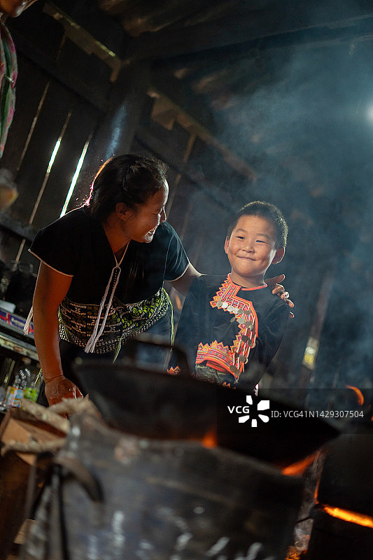 泰国清迈苗族家庭烹饪有机餐图片素材