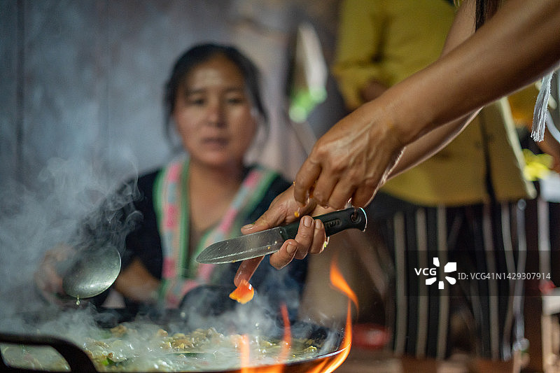 泰国清迈苗族家庭烹饪有机餐图片素材