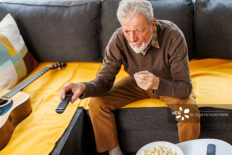 在家看电视的快乐老年人图片素材