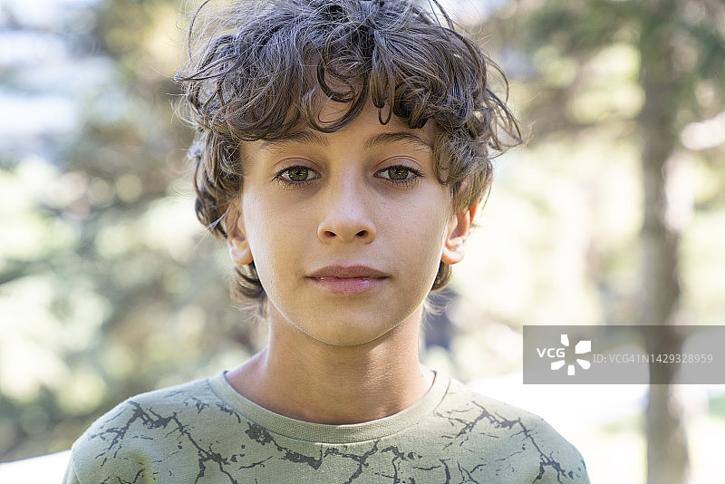 看向镜头的年轻男孩肖像图片素材