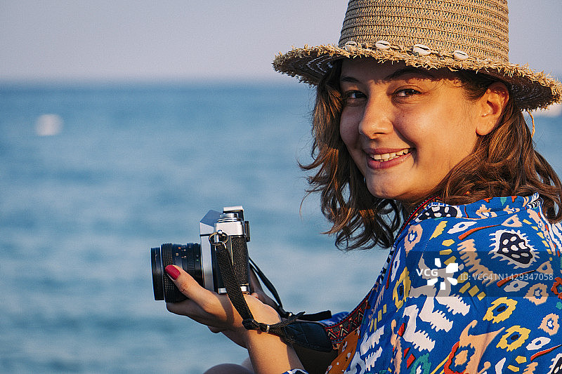 度假中的年轻摄影师图片素材