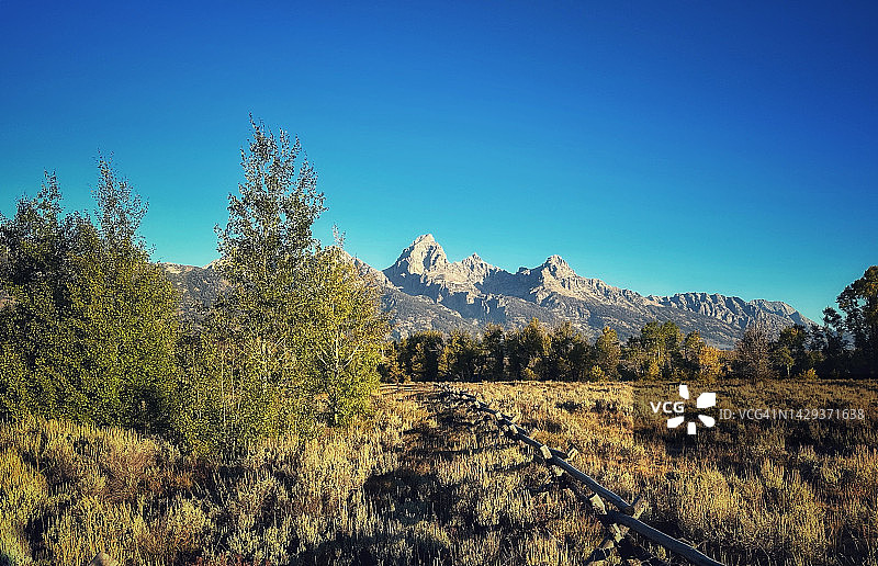 怀俄明州杰克逊霍尔的古老乡村围栏图片素材