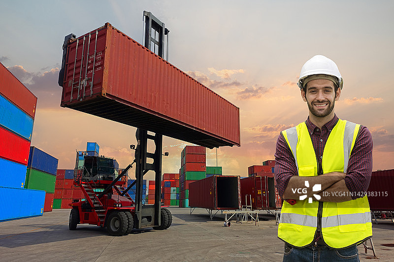 在集装箱码头工作的工程师图片素材