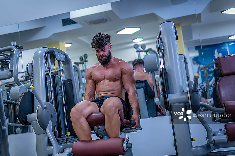 做腿部伸展运动的年轻男人图片素材