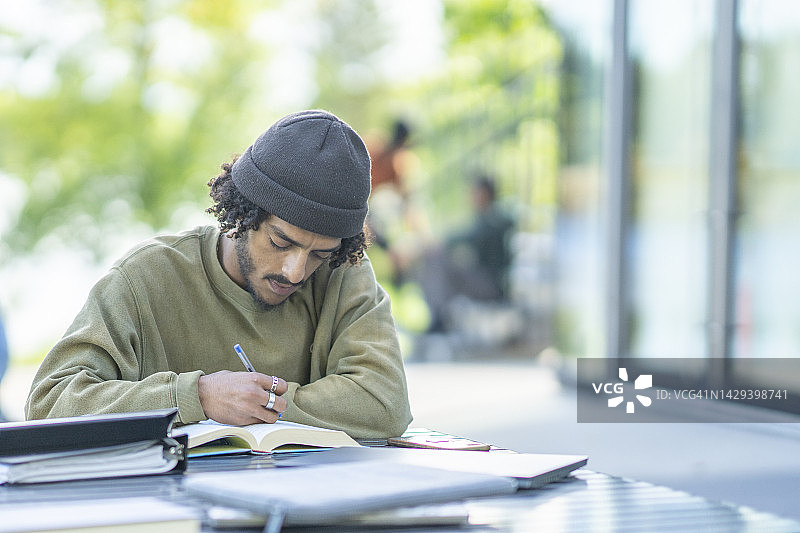 在户外学习的男大学生图片素材