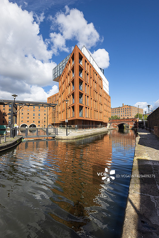 英国曼彻斯特罗奇代尔运河旁的现代建筑图片素材
