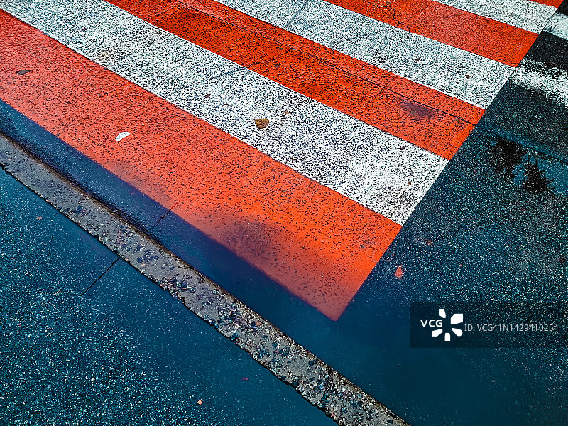 潮湿沥青路面上的红白斑马线，基辅市图片素材
