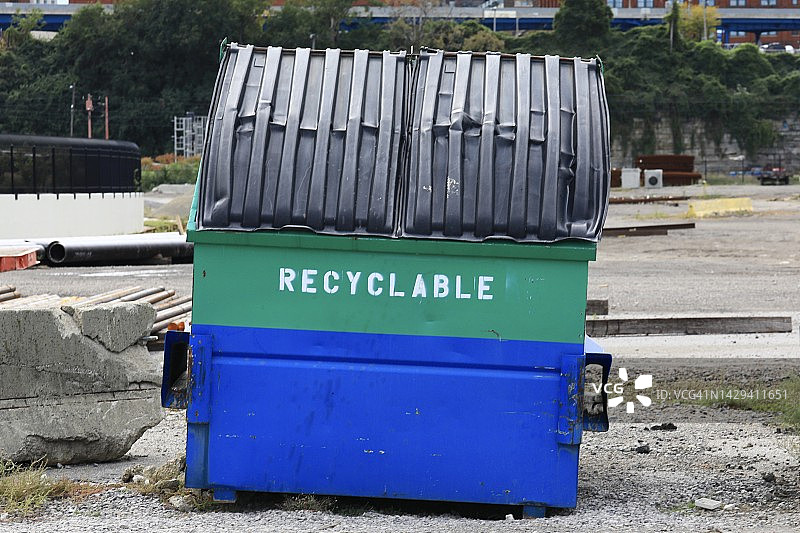 可回收材料的垃圾箱图片素材
