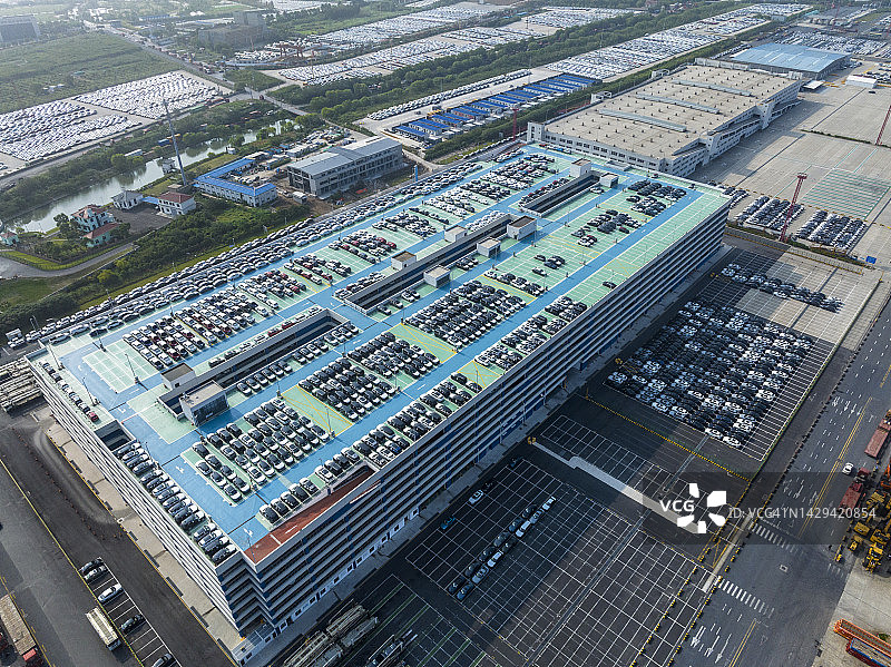 港口内排列整齐等待进出口的新车航拍图片素材