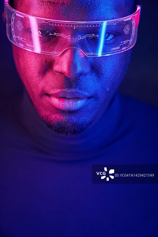 年轻非洲裔男人戴未来感霓虹眼镜图片素材