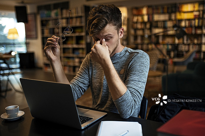 疲惫的学生在图书馆图片素材