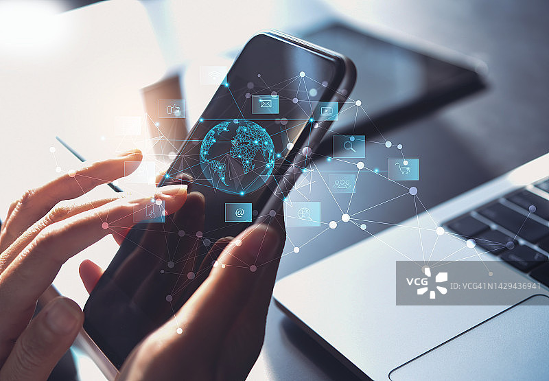 物联网、全球业务、电子商务、网上购物和银行概念：女性使用智能手机进行网上购物和网上银行图片素材