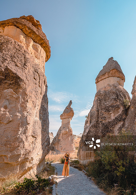 旅行者在土耳其内夫谢希尔卡帕多西亚的僧侣谷帕夏贝观看仙女烟囱图片素材