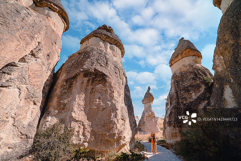 旅行者在土耳其内夫谢希尔卡帕多西亚的僧侣谷帕夏贝观看仙女烟囱图片素材