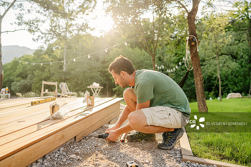 木匠安装户外木板图片素材