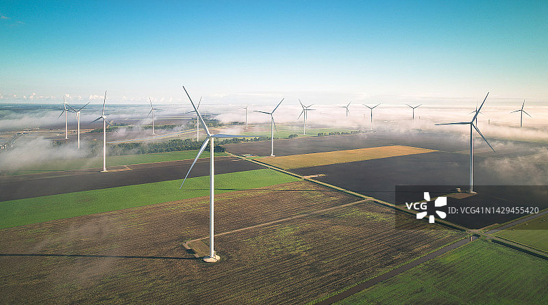 空中俯瞰风力涡轮机田图片素材