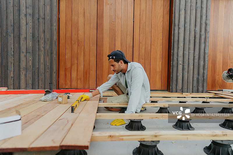 木匠安装户外木板图片素材