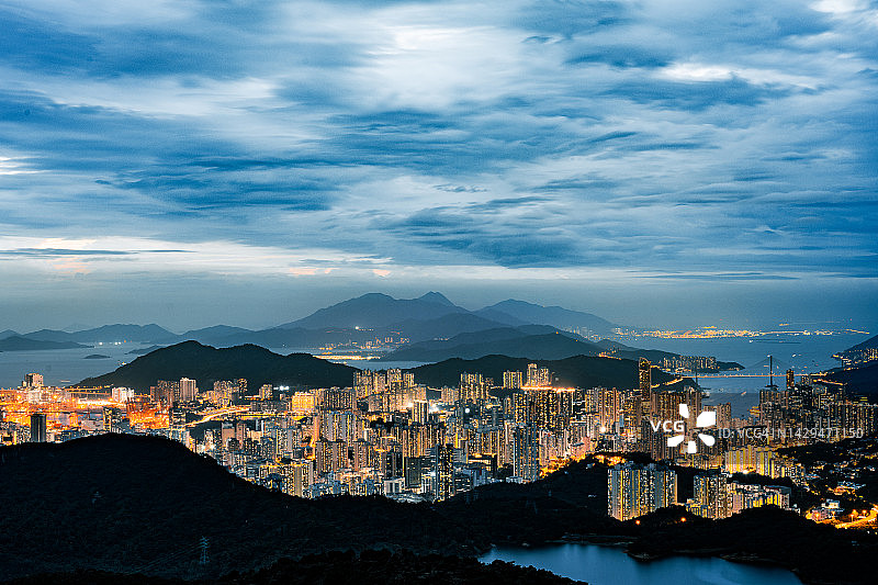 黄昏时分，市区灯火通明，远处是香港大屿山图片素材